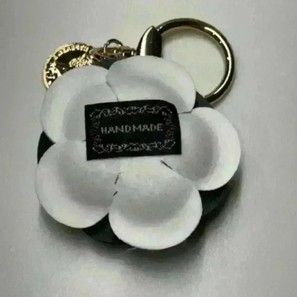 NWT Camellia Flower Keychain Fob Bag Charm Black & White - Picture 2 of 2